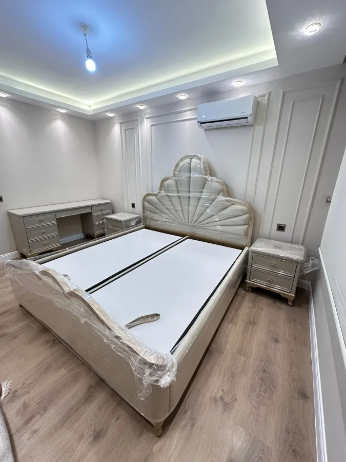 Avant-garde classic bedroom
