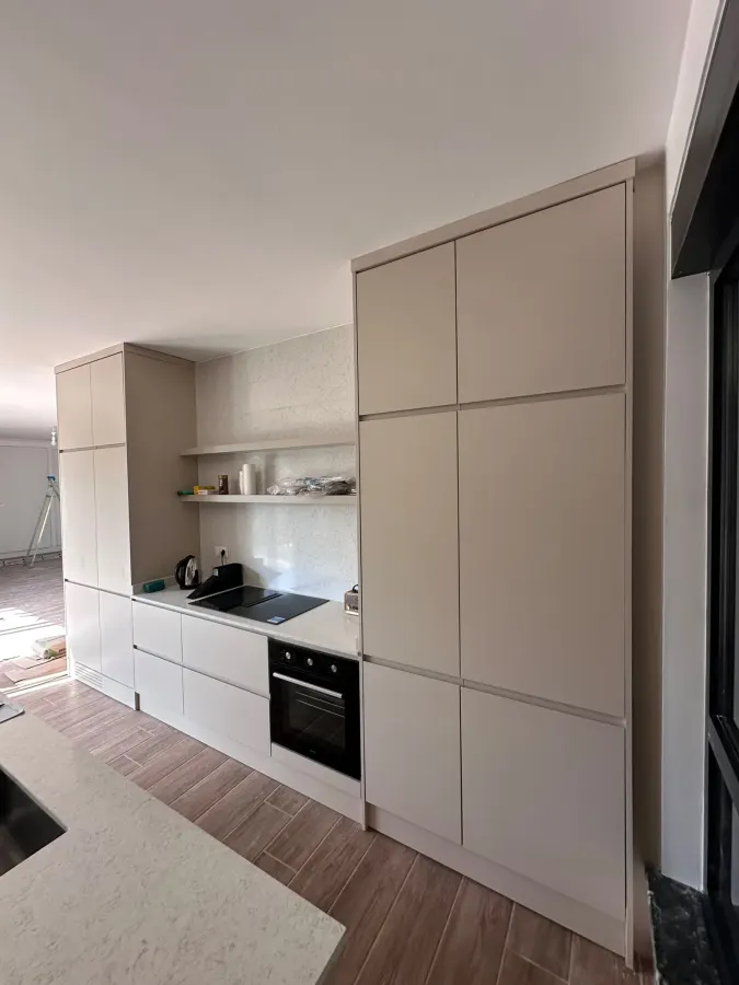 Bej mat minimal kulpsuz mutfak dolabı