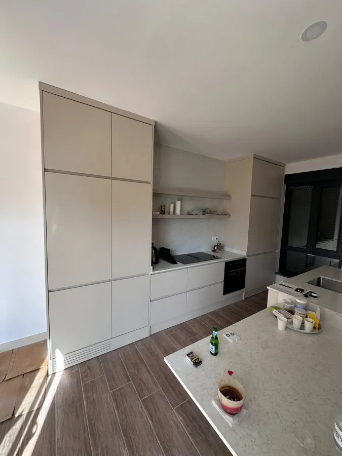 Ada tezgahlı bej minimal mutfak