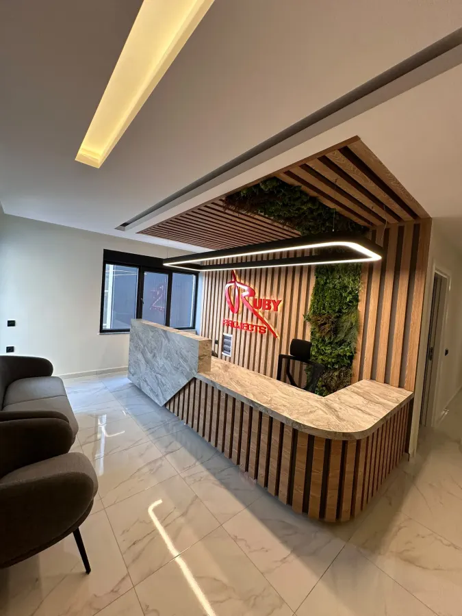 Yosun duvarlı ofis resepsiyonu