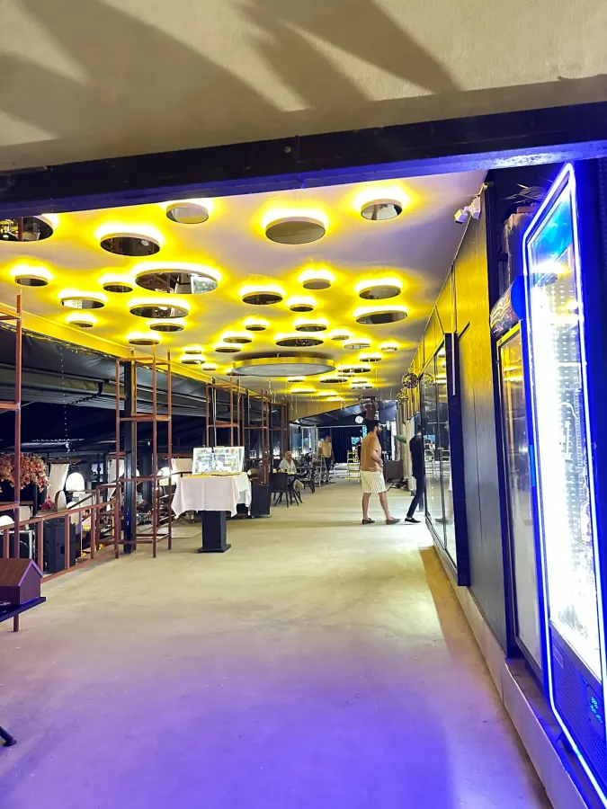 Декоративный потолок ресторана с круглыми LED-нишами